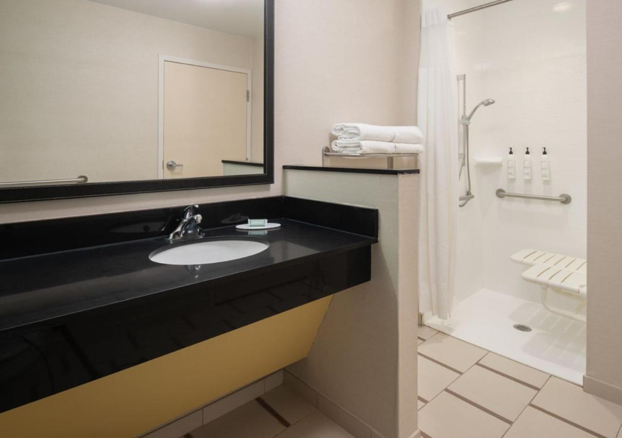 Fairfield & By Marriott Westshore/airport 3*